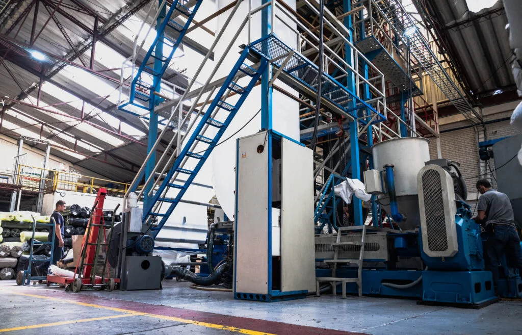 Extrusora de plastico en la fabrica