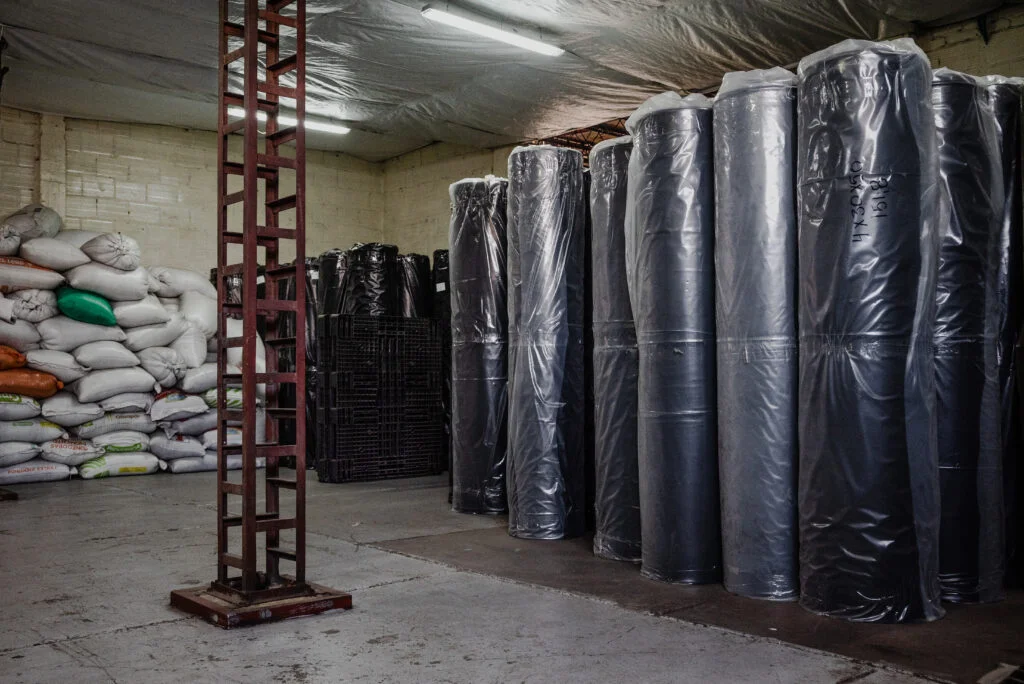 El poder de lo invisible: Descubre por qué los plásticos negros son esenciales en la industria