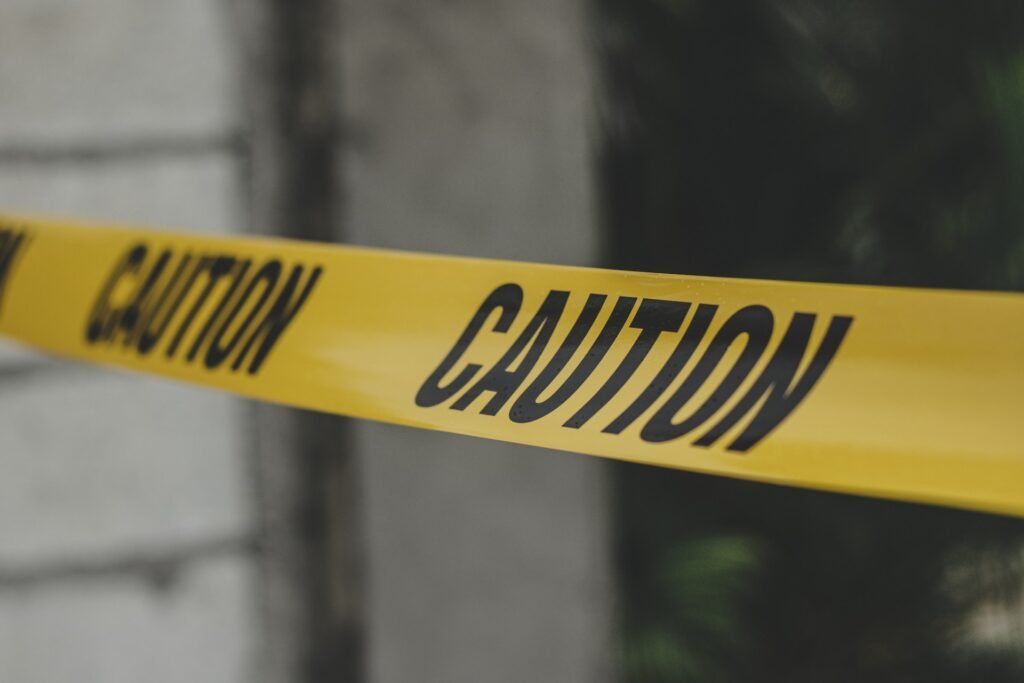 La importancia de las cintas de peligro: ¡Mantén a salvo a tu equipo y público!