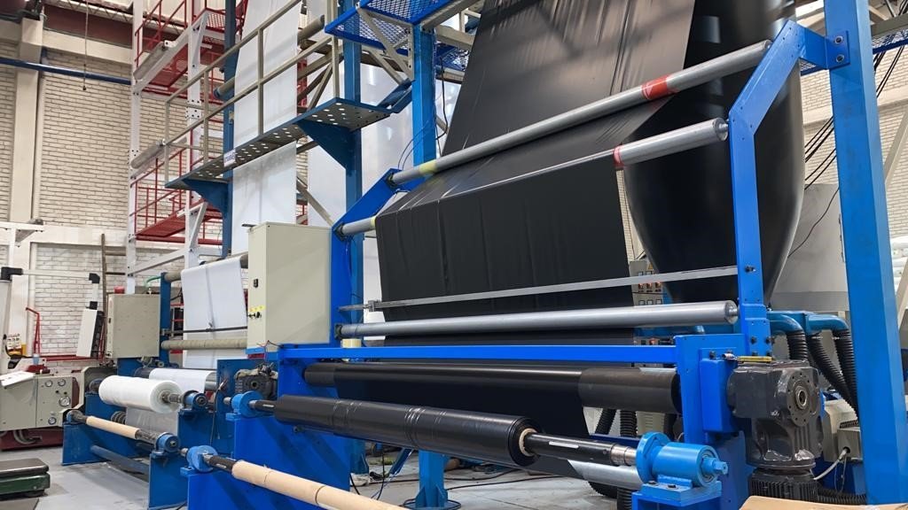 maquina plastico negro